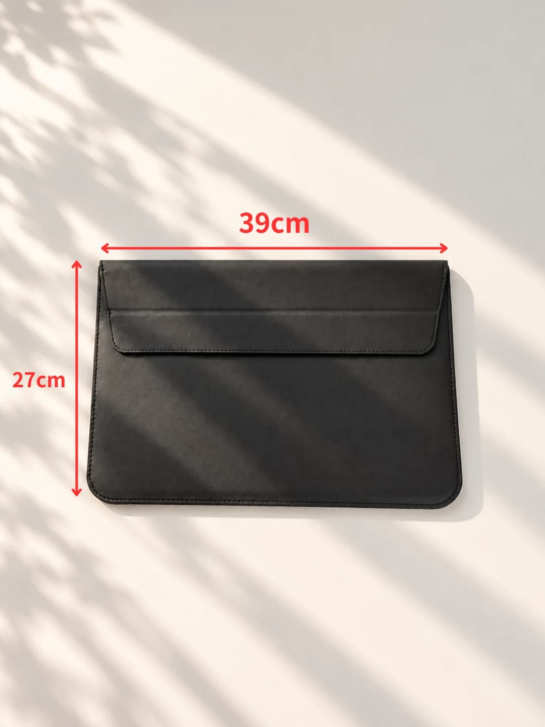 가로 39cm, 세로 27cm인 15.4형 블랙 노트북 파우치