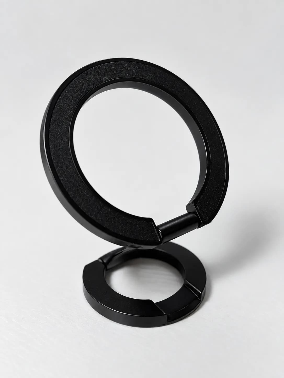 깊이 있는 무광 블랙 색상의 Void Magnetic Ring
