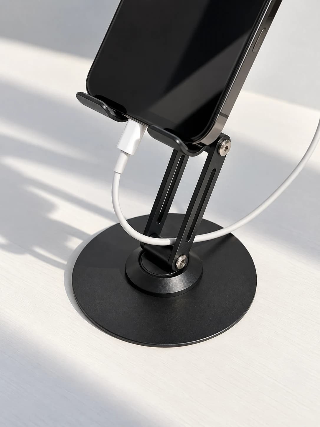 Void 360 Phone Stand에 거치한 채 충전 케이블을 연결한 사진