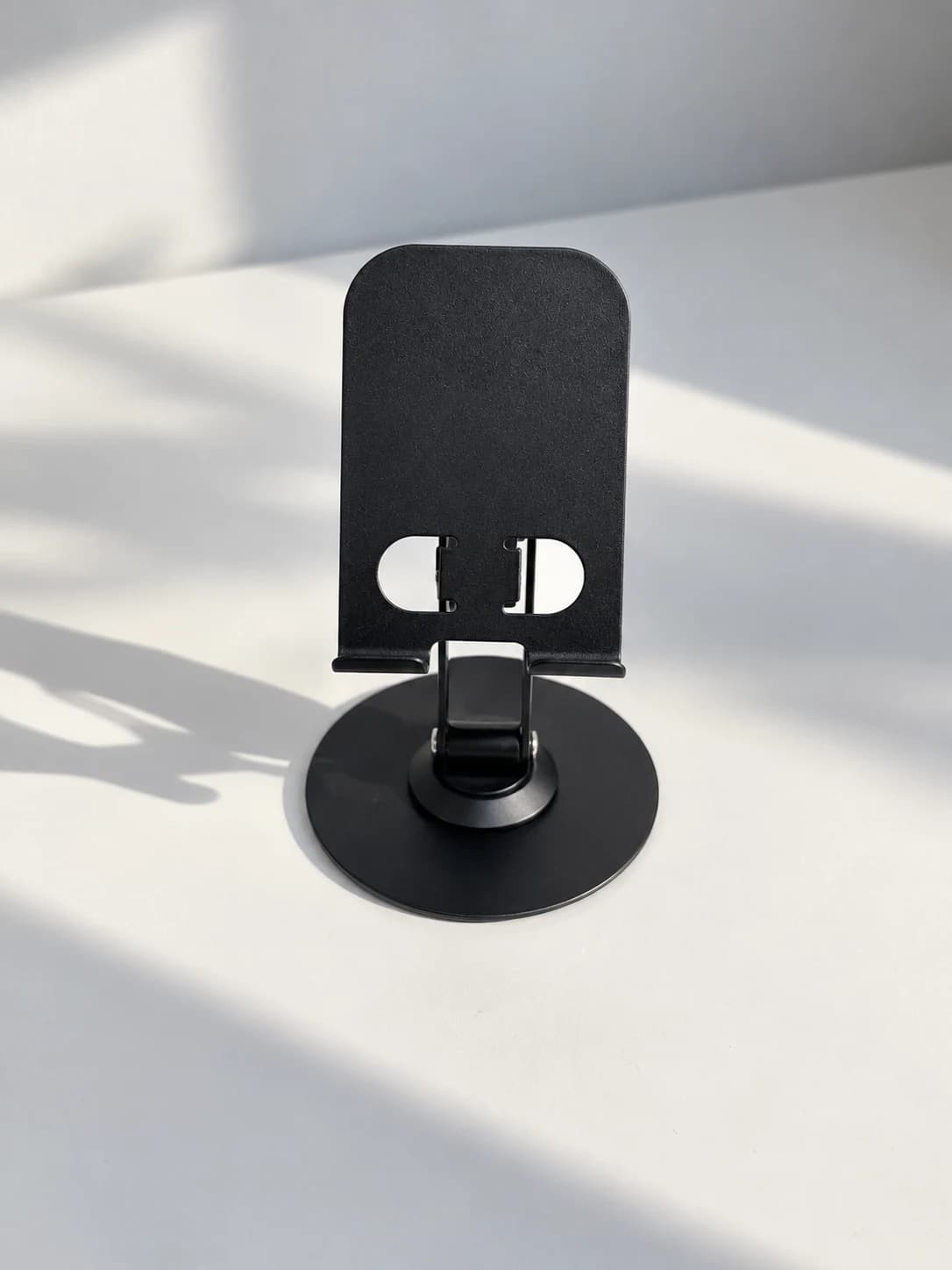 햇살이 드는 책상 위 Void 360 Phone Stand
