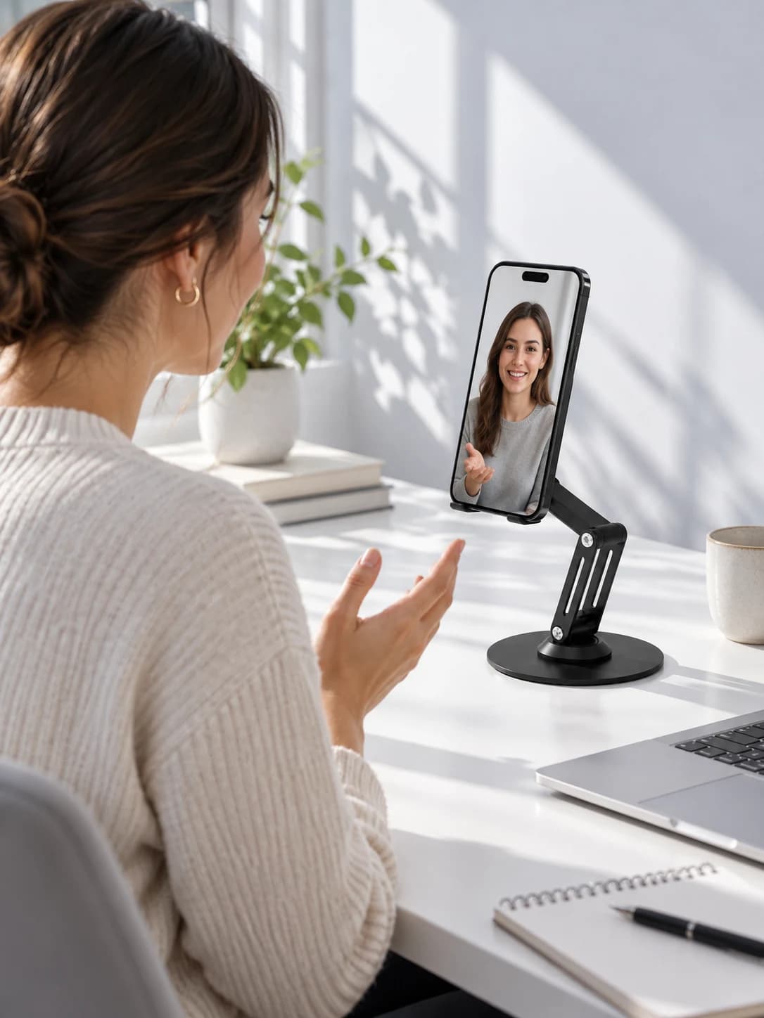 Void 360 Phone Stand로 화상 통화하는 장면