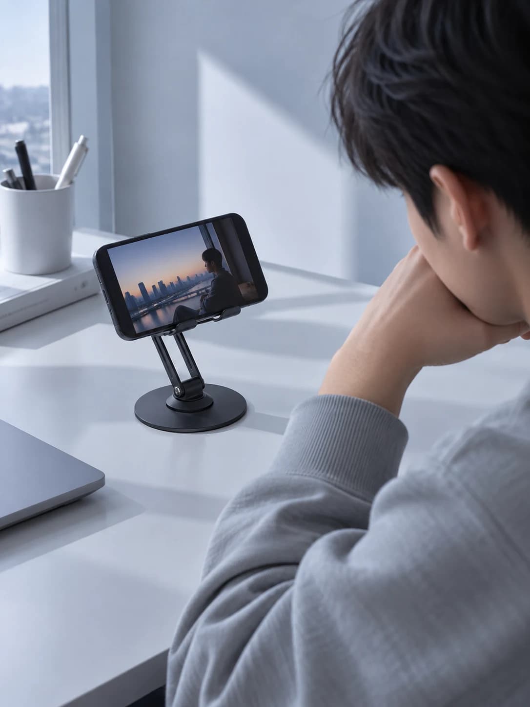 Void 360 Phone Stand로 시선에 맞춘 스마트폰 화면
