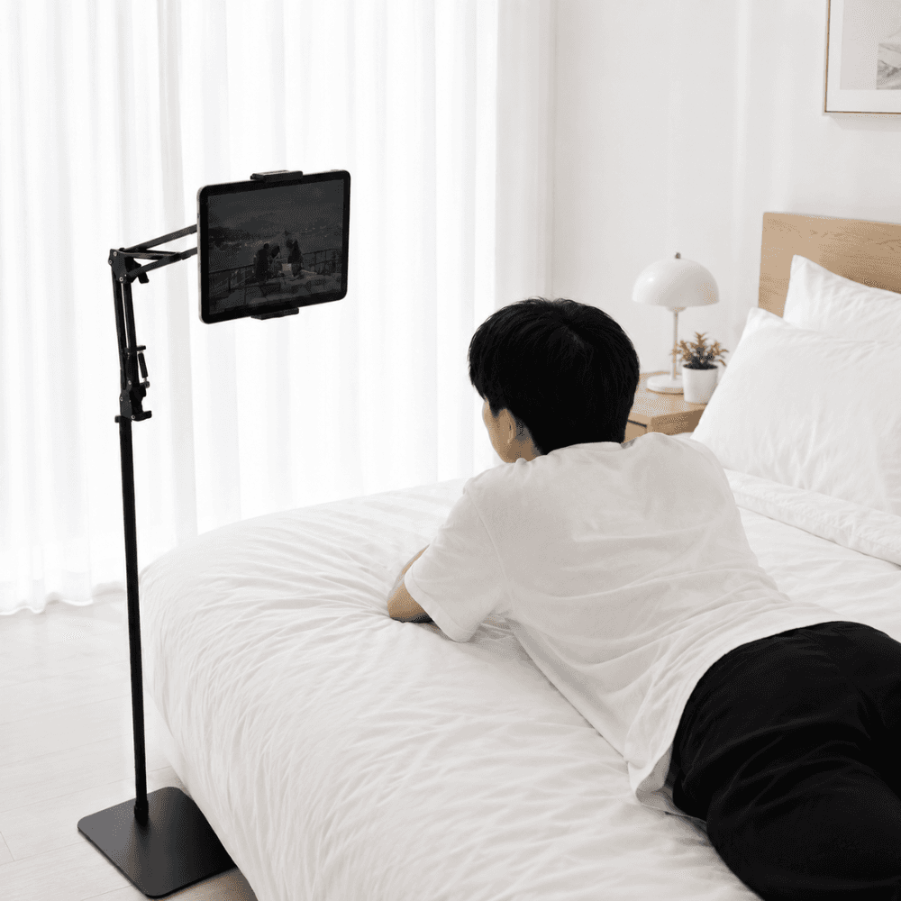 침대 옆에 설치한 검정색 Void 태블릿 거치대 스탠드