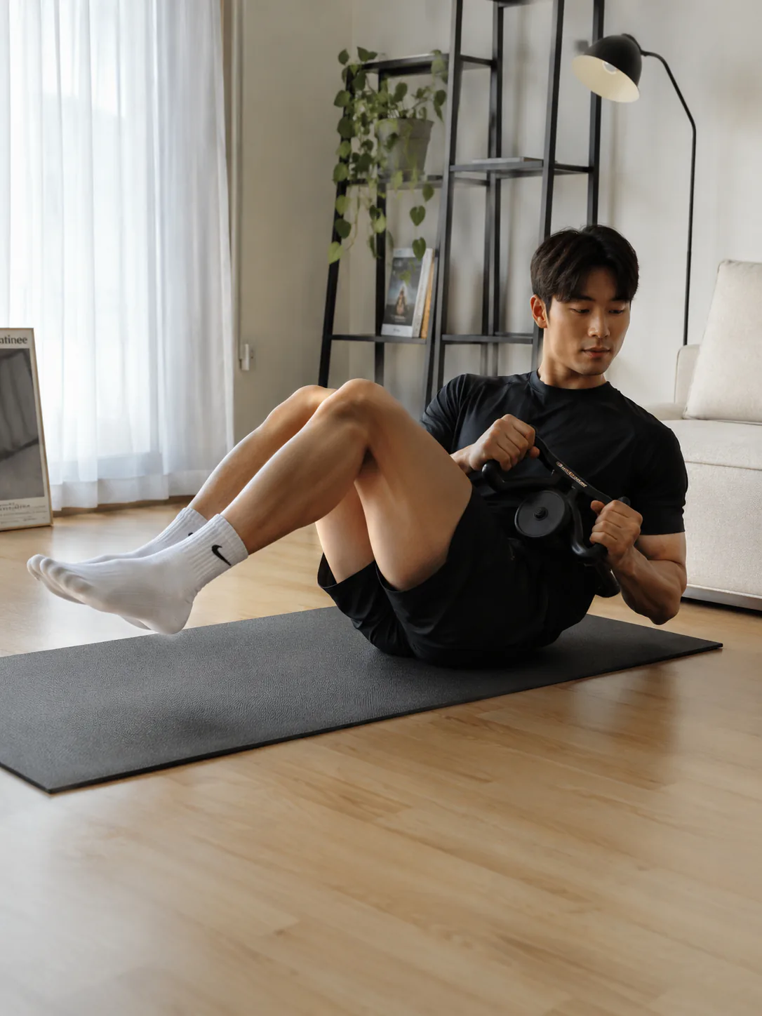 거실 운동 매트 위에서 코어 운동을 하는 모습