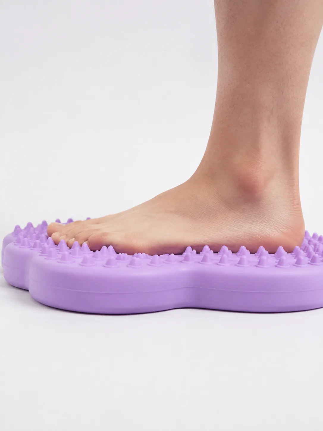 발을 디뎠을 때 지압 돌기와 발판의 측면 반응