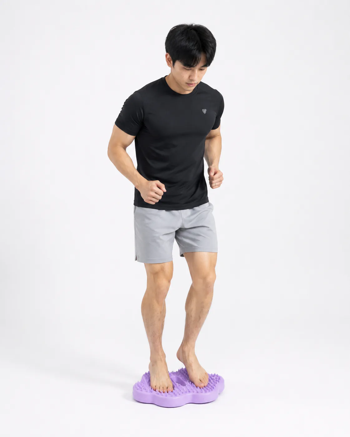 맨발로 지압 스텝퍼 위에 서서 사용하는 모습