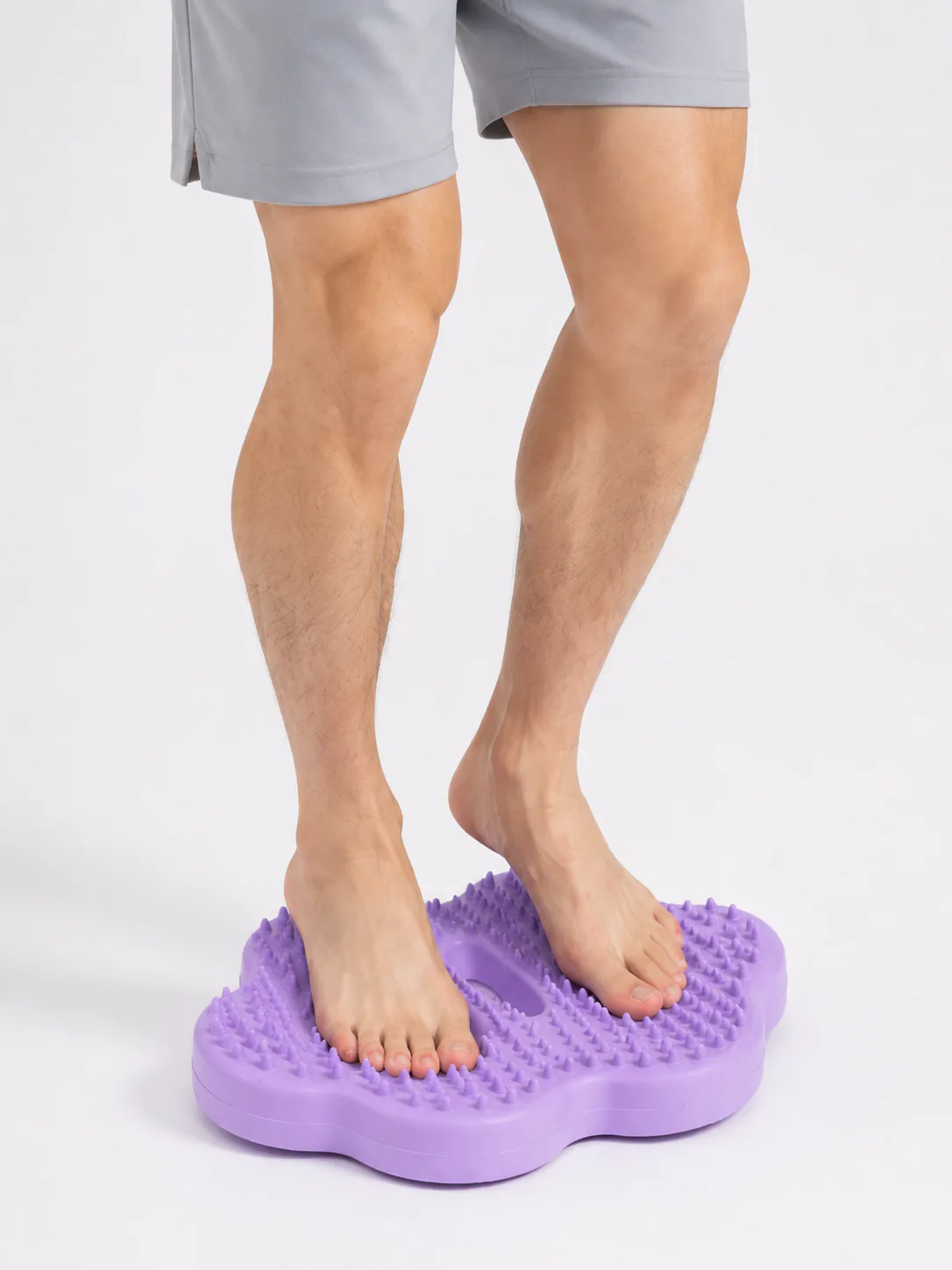 양발을 번갈아 디디는 지압 스텝퍼 사용 모습