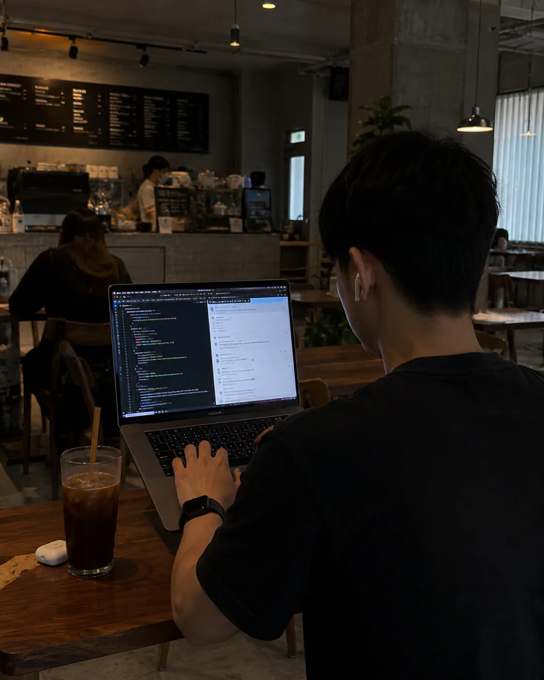 카페 테이블 위에서 사용 중인 VOID 노트북 거치대
