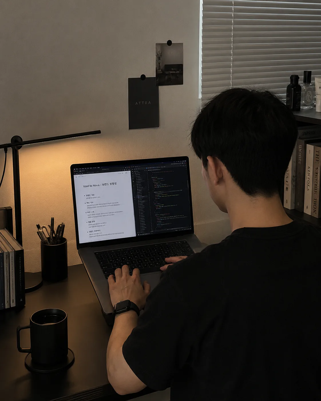 집 책상에 펼쳐 사용 중인 VOID 노트북 거치대